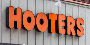 hooters-sign-news